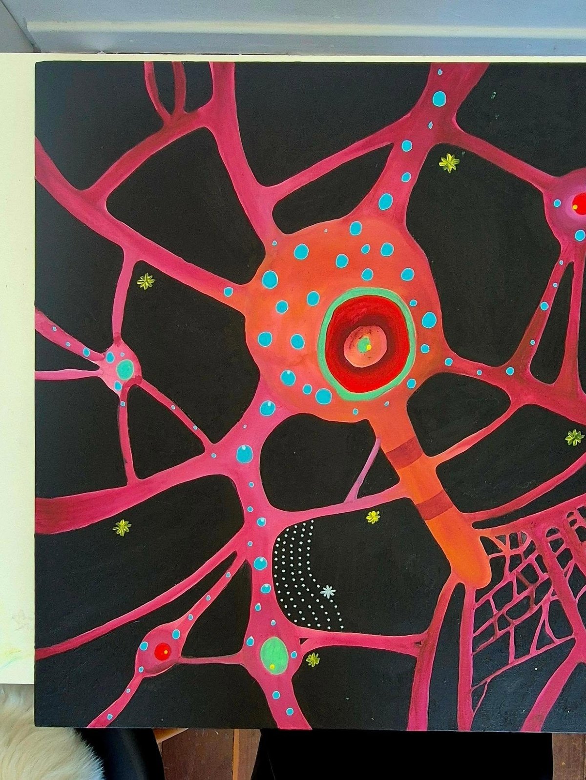 No centro da rede neuronal, um maracá — não como metáfora, mas como hipótese: uma tecnologia ancestral de reorganização da percepção. Em processo.